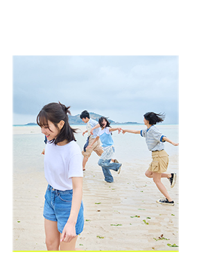 제주 바닷가에서 친구들이 손을 잡고 노는 모습